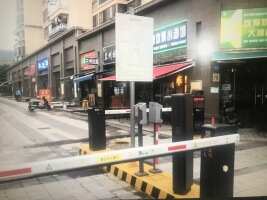 理想城小区外围停车场