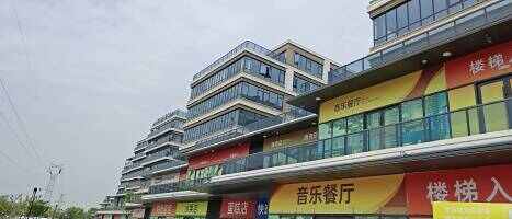 深蓝时光底商地面停车场