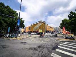 世纪联华长江路店停车场