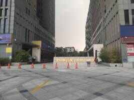 金印现代城停车场