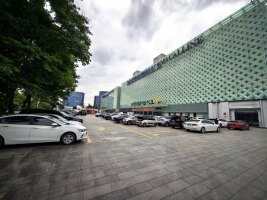 红星美凯龙中原全球家居1号店停车场