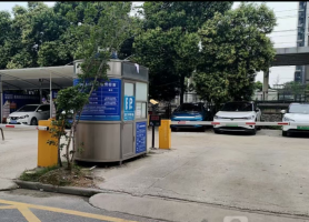 龙城西路商业停车场