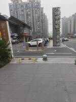 万科理想城停车场