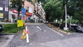 银晟花园地面停车场