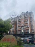 西龙苑小区停车场