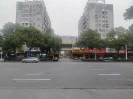 丁玲公园东门停车场