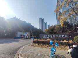 南大苏富特停车场