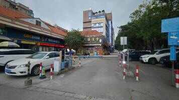 横江村商业街西停车场