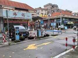 横江村商业街东段停车场