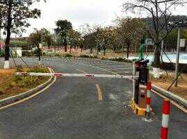 四季滨河公园停车场