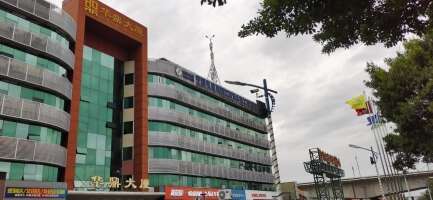 华鼎大厦停车场