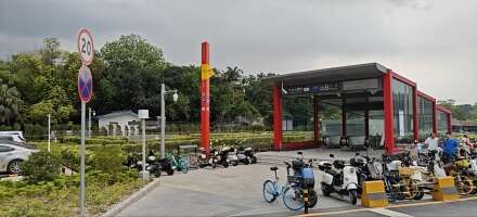 中山公园地铁站停车场