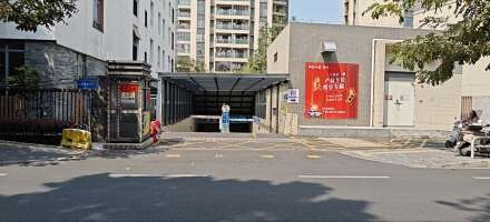 东华里停车场