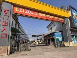 新安居建材家具中心停车场