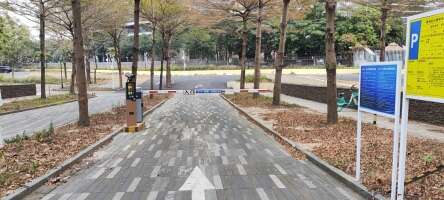 登洲览江路停车场