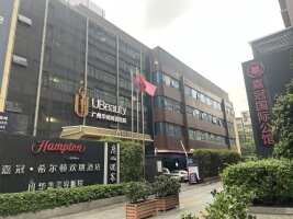 嘉冠酒店停车场