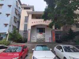 招大新招边村公交站停车场
