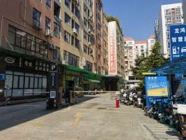白云龙鸿停车场