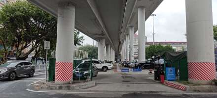 工业大道跨线桥桥底停车场