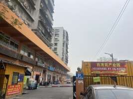 西湾苑产业园停车场