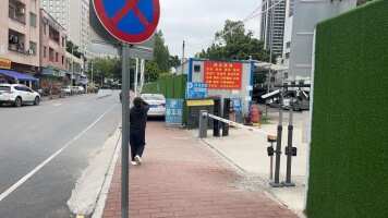 天悦江湾旁停车场