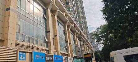 深圳鸿泰龙大酒店停车场