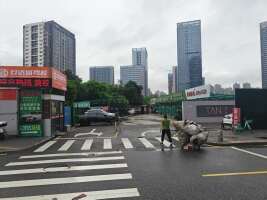 俊龙路口停车场