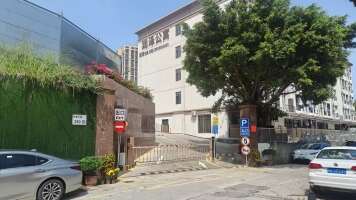 润泽公寓停车场