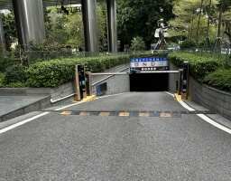 万科滨海置地大厦停车场