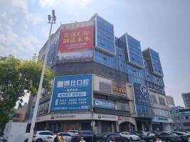 德信商务中心停车场
