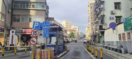 上岭排新村停车场