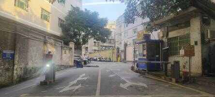 黎光村众兴路工业区停车场