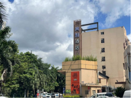新宾利酒店停车场