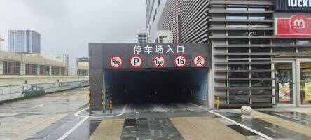 深业物流平湖中心停车场