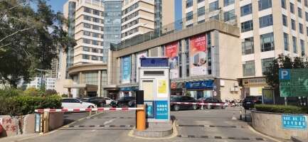 民都商务大楼停车场