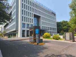 南京竹山路希尔顿欢朋酒店停车场