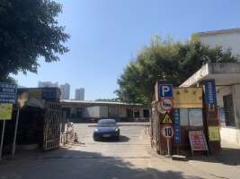 祥昭平湖物流园停车场