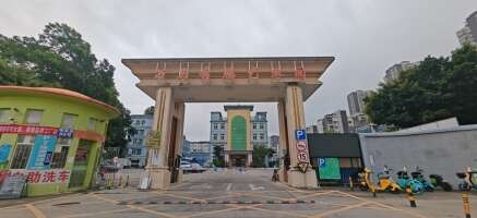 万马奔腾产业园停车场