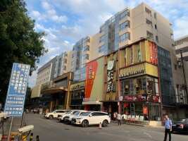 宝丽酒店停车场