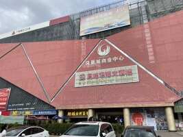 凤凰城购物中心停车场
