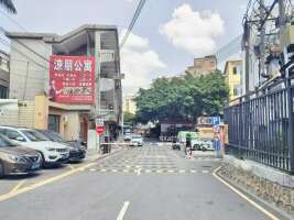 木头湖小区停车场