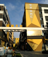 华丽工业园停车场