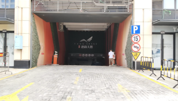 唐商大厦地库停车场