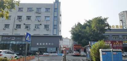 特发龙飞工业园停车场