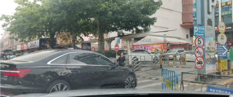 天虹商场公明店停车场