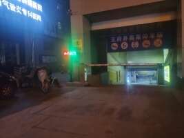 太原王府井奥莱停车场