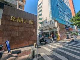 华丽大院停车场