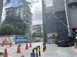 宏策商业大厦停车场