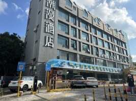 潮漫酒店停车场