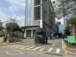 金石国际大厦停车场